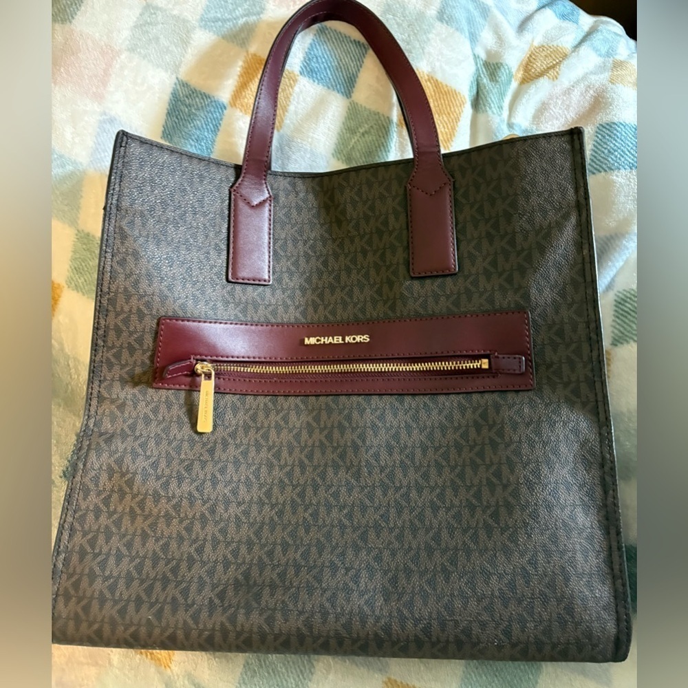 Pre-Luv- Michael Kors, heavy duty
Tote Bag maroon & brown 
With Gold Hardware